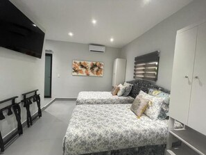 8 habitaciones, escritorio, tabla de planchar con plancha y wifi 