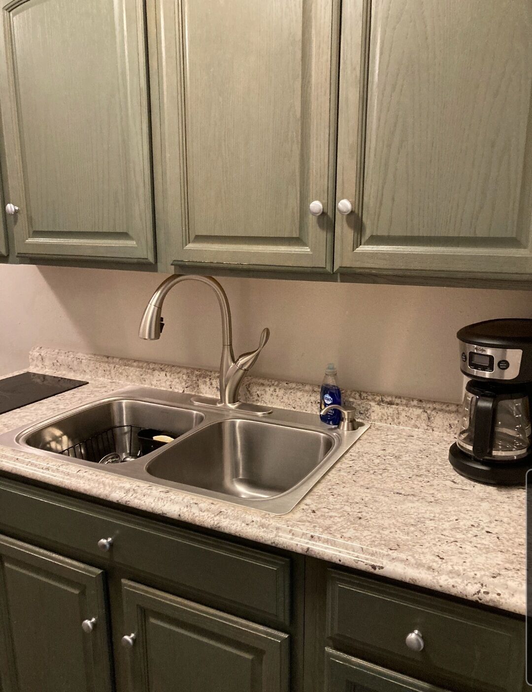 Refrigerador, microondas, parrilla de estufa y cafetera y tetera 