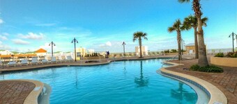 BEAUTIFUL GULF VIEW CONDO w/5 POOLS, HOT TUB & EASY BEACH ACCESS w/2 BDR 2 BATH