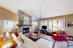 Fernseher, Kamin, DVD-Player, Videothek