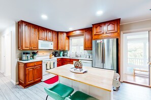 Fridge, microwave, oven, stovetop - Mountain-view home with deck, Pool Table , sunroom, grill, & washer/dryer (Newland)
