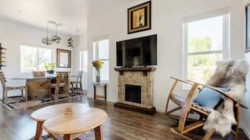 Smart TV, fireplace