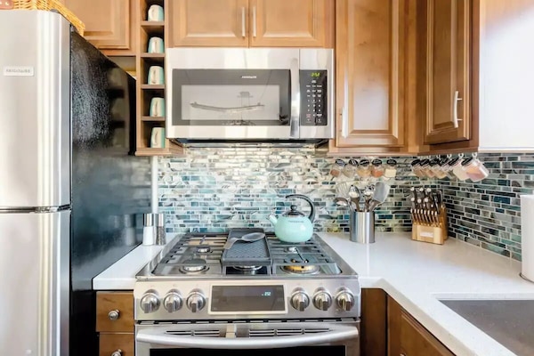 Kylskåp, mikrovågsugn, ugn och spishäll