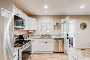 Kühlschrank, Mikrowelle, Ofen, Herdplatte