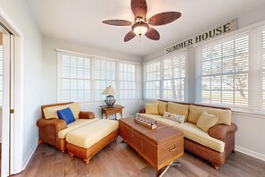 Fernseher, Kamin, Bücher