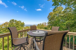 Outdoor dining - Upta Beech 4,650’ elevation, 1 mile from skiing! Plenty of off-street parking (Beech Mountain)