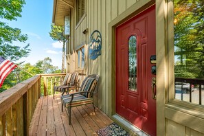 Property grounds - Upta Beech 4,650’ elevation, 1 mile from skiing! Plenty of off-street parking (Beech Mountain)