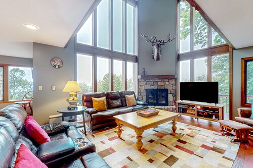 Upta Beech 4,650’ elevation, 1 mile from skiing! Plenty of off-street parking
