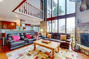 TV, fireplace, books, computer monitors - Upta Beech 4,650’ elevation, 1 mile from skiing! Plenty of off-street parking (Beech Mountain)