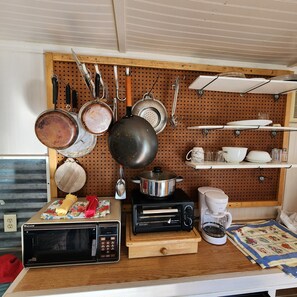 Microondas, parrilla de estufa, cafetera y tetera y tetera eléctrica
