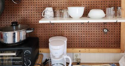 CARTER HOUSE - Forested cottage for 1 or 2 people. Private, quiet, Lake access.