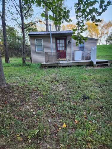 CARTER HOUSE - Forested cottage for 1 or 2 people. Private, quiet, Lake access. 