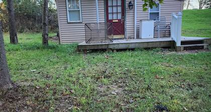 CARTER HOUSE - Forested cottage for 1 or 2 people. Private, quiet, Lake access.