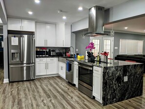 Køleskab, mikrobølgeovn, ovn, kogeplade