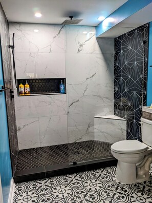 Shower, hair dryer, towels, shampoo - Wilmington Island Escape with Pool & Hot Tub (Savannah)