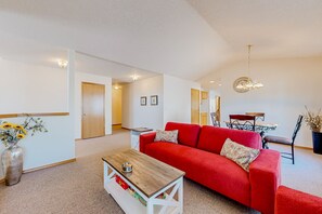 TV - Custom-built home alongside greenspace with deck & massage chairs (Gresham)