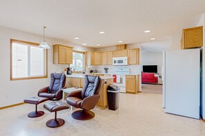 Fridge, microwave, oven, stovetop - Custom-built home alongside greenspace with deck & massage chairs (Gresham)