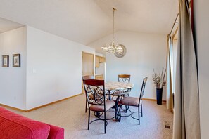 Dining - Custom-built home alongside greenspace with deck & massage chairs (Gresham)