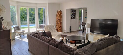 Villa sur bord de Seine avec piscine extérieure a 30kms de Paris