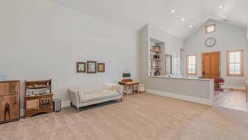 House (5 Bedrooms) | Interior