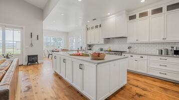 Fridge, oven, stovetop, dishwasher