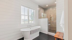 Bathtub - Cooperage by Avantstay Vineyard, Views, Soccer (Paso Robles)
