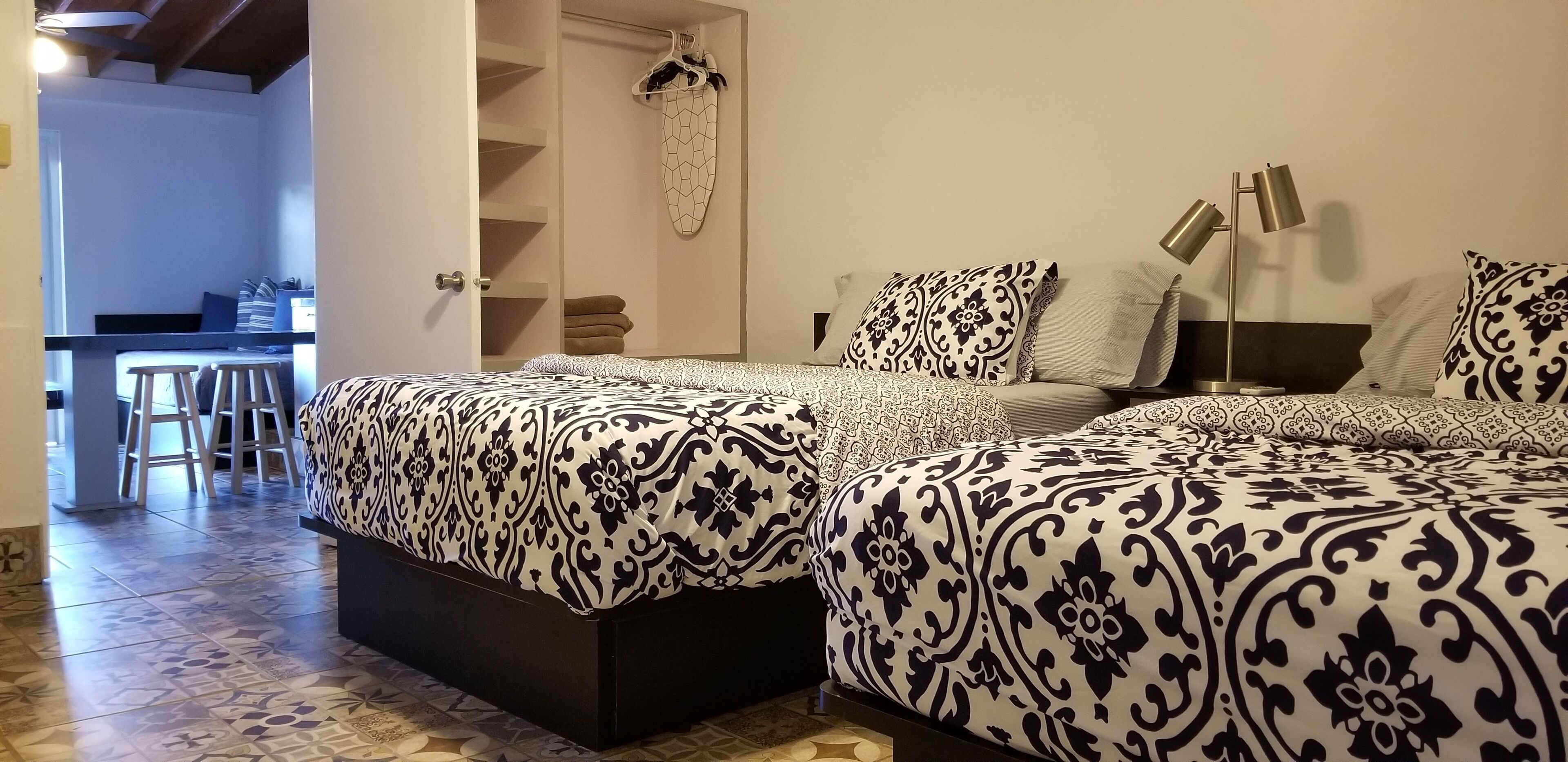 Ein Schlafzimmer mit zwei Betten, einem Schreibtisch und einem Stuhl.