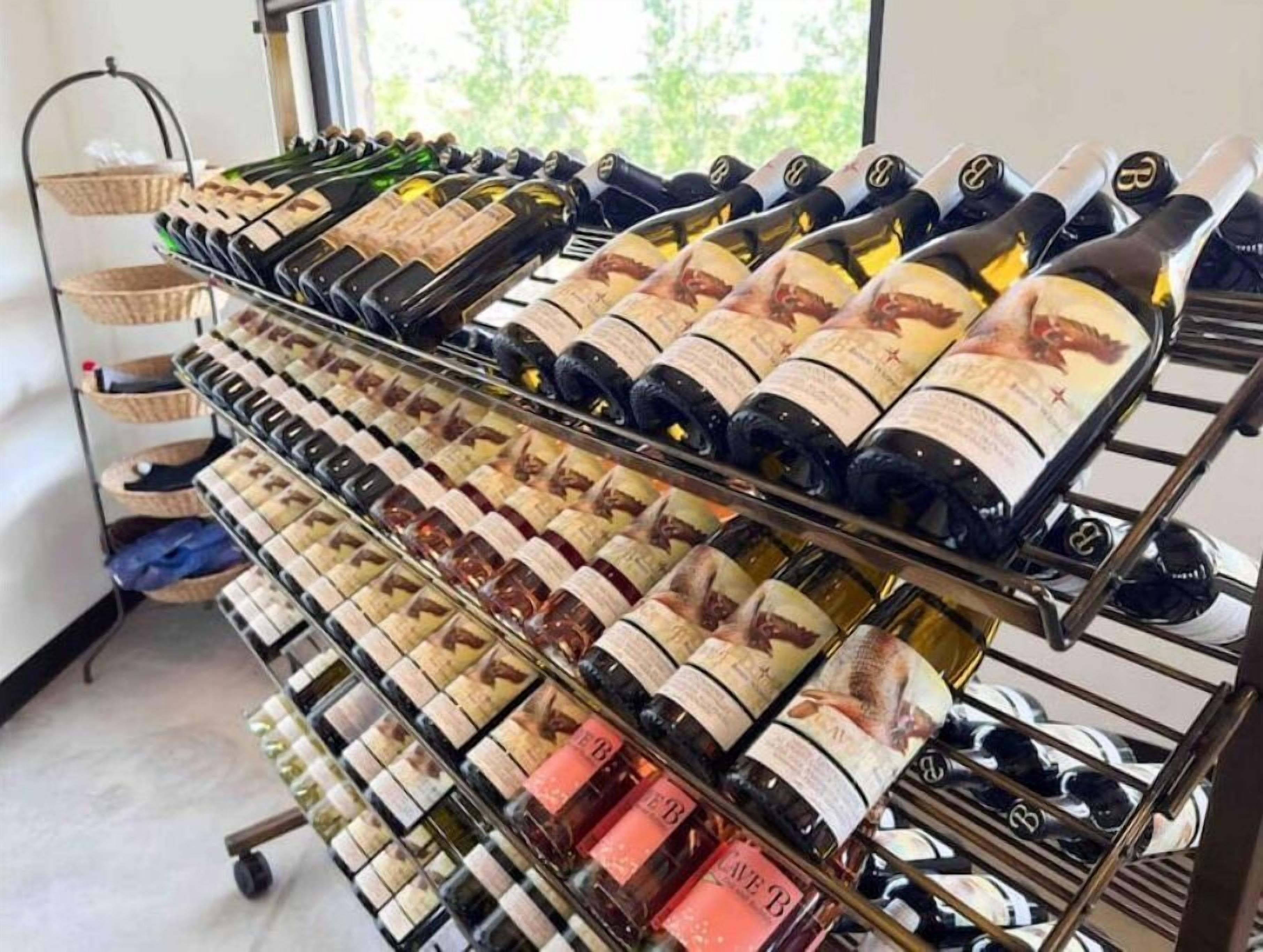 Ein Weinkühlschrank mit zahlreichen Weinflaschen, manche mit nach vorne zeigenden, andere mit abgewandten Etiketten.