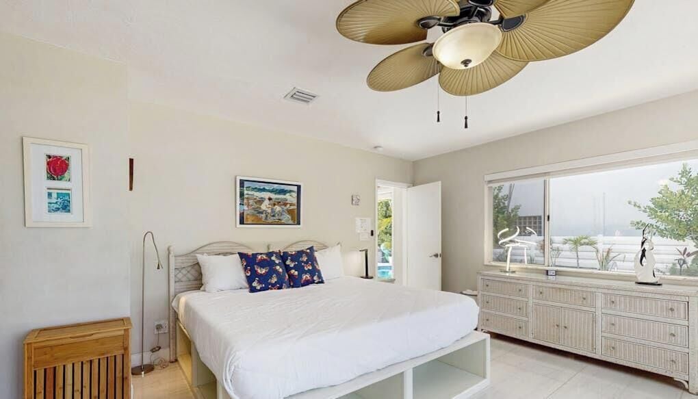 3 bedrooms, iron/ironing board, travel cot, Internet