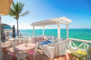 Outdoor dining - Charming ocean-front beach villa w/ private pool plus SPECTACULAR VIEW! (Nassau)