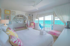 5 bedrooms, iron/ironing board, travel cot, WiFi - Charming ocean-front beach villa w/ private pool/hot tub plus SPECTACULAR VIEW! (Nassau)