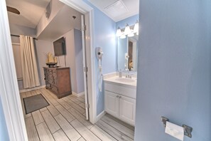 Combined shower/bathtub, towels - Shores of Panama 1009~Sleeps 6 (Panama City Beach)
