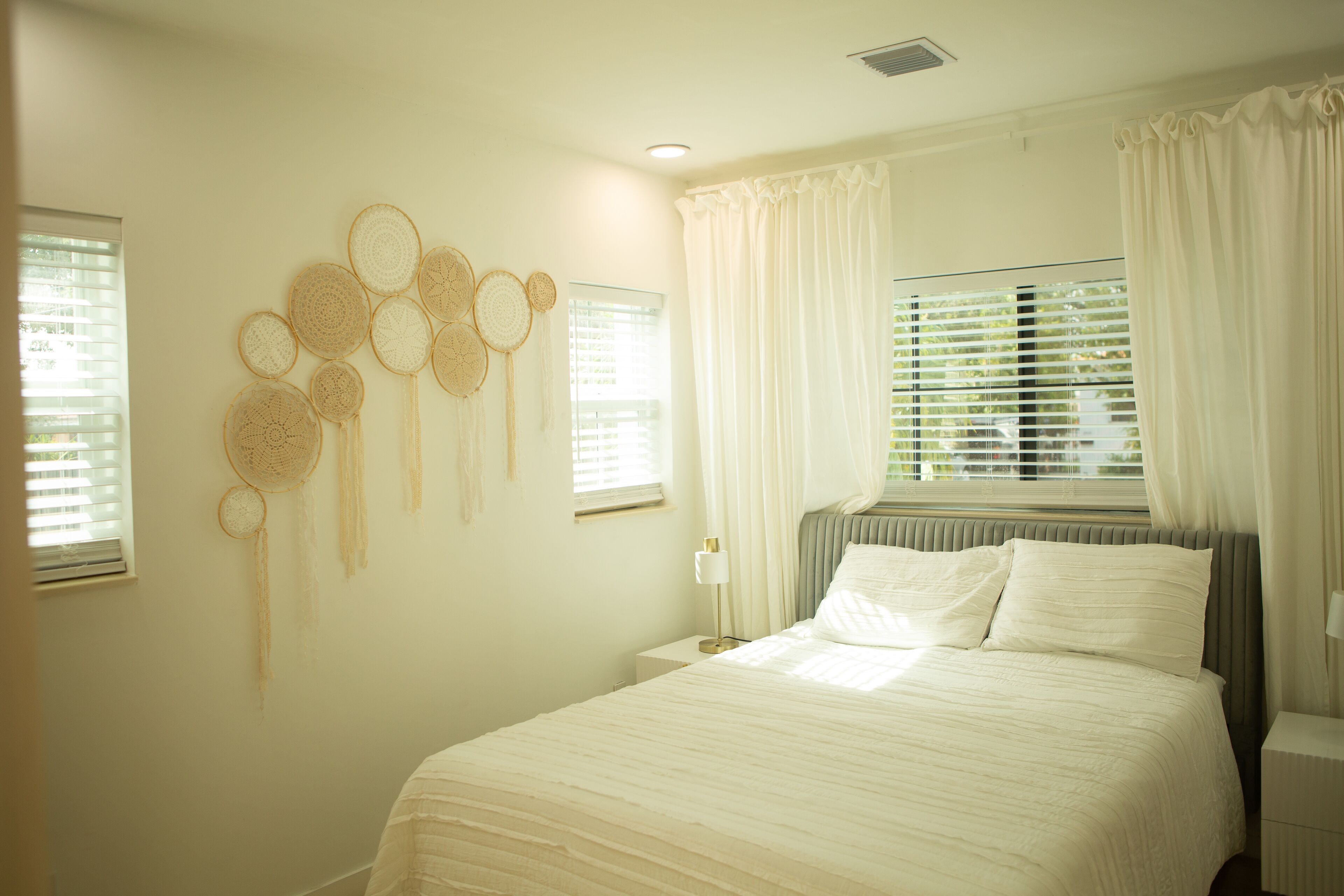 2 habitaciones, tabla de planchar con plancha y cuna de viaje 