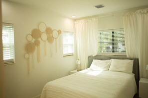 2 habitaciones, tabla de planchar con plancha y cuna de viaje