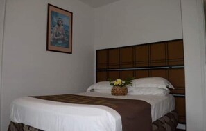3 habitaciones, tabla de planchar con plancha, wifi y ropa de cama