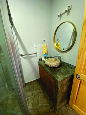 Ducha, secador de pelo, toallas, jabón