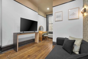 TV, offices - The Belcroft - By Oak Street Beach & Luxury Shops (Chicago)