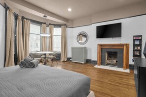 1 bedroom, iron/ironing board, WiFi, bed sheets - The Belcroft - By Oak Street Beach & Luxury Shops (Chicago)