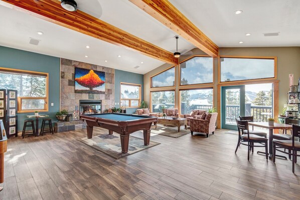 Fernseher, Kamin, DVD-Player