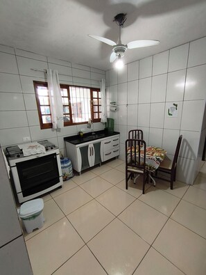 Fridge, microwave, stovetop, electric kettle - Casa 1km da Praia Vila Tupy, Itanhaém, Parque dos Pássaros (Tupy Itanhaém)