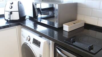 Geladeira, micro-ondas, fogão, cooktop