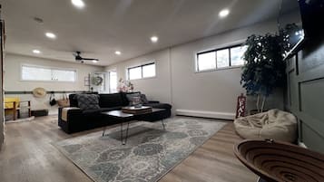 Smart TV, libri, impianto stereo, stampante