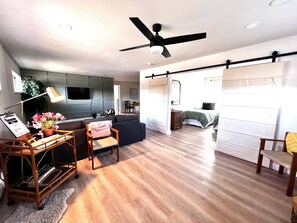 3 camere, una scrivania, ferro/asse da stiro, culla da viaggio