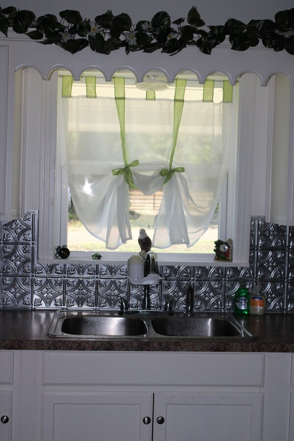 Interior - First Monday ~New to VRBO~ Brasher Family Farm: Roughly 6 miles to First Monday (Grand Saline)