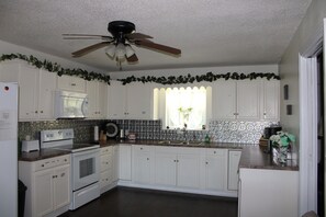 Fridge, microwave, oven, stovetop - First Monday ~New to VRBO~ Brasher Family Farm: Roughly 6 miles to First Monday (Grand Saline)