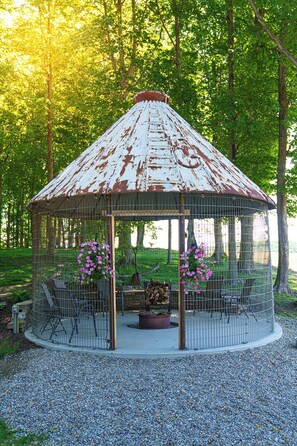Outdoor dining - Be Our -Country- Guest (New Carlisle)