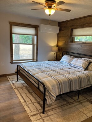 2 bedrooms, desk, free WiFi, bed sheets - Be Our -Country- Guest (New Carlisle)