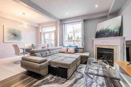 Luxury 3BR 2.5ba TH HOT Tub, Gym, Bbq, Sauna