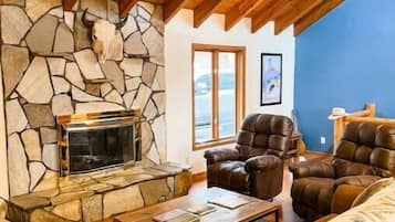 Smart TV, fireplace, DVD player, stereo