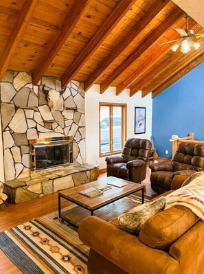 Smart TV, chimenea, reproductor de DVD y estéreo 